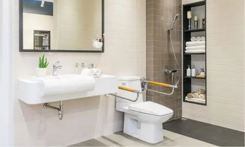 Barrierefreies Badezimmer mit bodengleicher Dusche und Haltegriffen – altersgerecht und sicher gestaltet