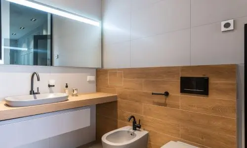 Modernisiertes Badezimmer mit neuen Wand- und Bodenfliesen – stilvolle Badrenovierung auf Mallorca