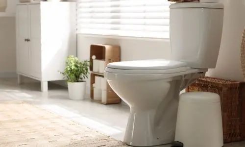 Modernes Bad mit neuem WC und hochwertigen Armaturen – Sanitärobjekte fachgerecht ausgetauscht