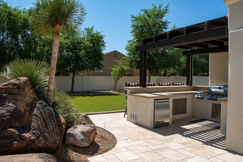 Moderne Außenküche mit Pergola und Naturstein im Gartenbereich