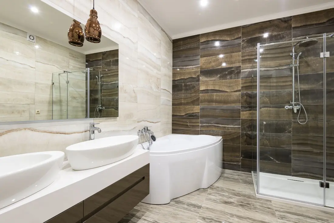 Badsanierung mit Doppelwaschbecken, bodengleicher Dusche und Holzfliesen