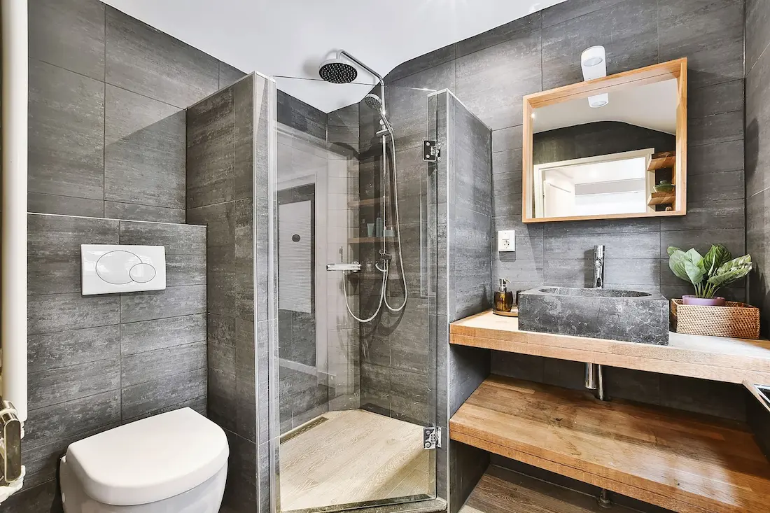 Komplett renoviertes Bad mit begehbarer Dusche und Waschtisch aus Holz – Homefix Mallorca