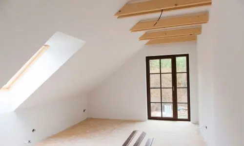 Dachausbau mit Gipskartonplatten – heller Wohnraum durch Trockenbau auf Mallorca