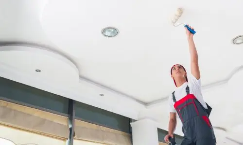 Deckenanstrich mit weißer Farbe in modernem Innenraum – Homefix Mallorca