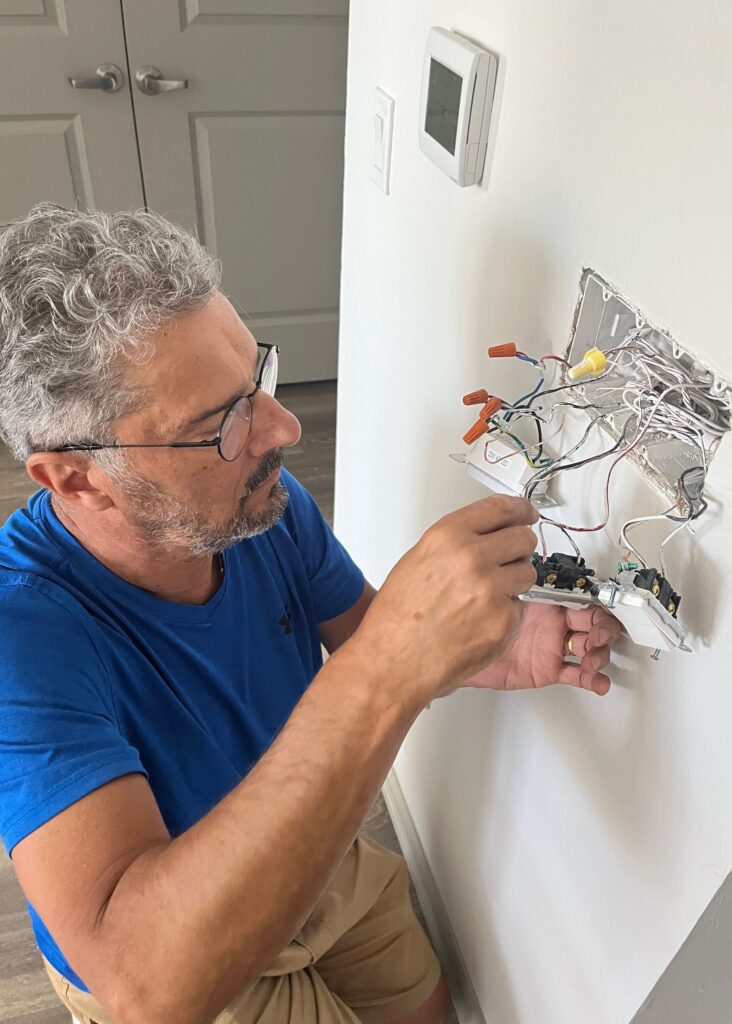 Deutscher Elektriker bei fachgerechter Elektroinstallation auf Mallorca – Homefix