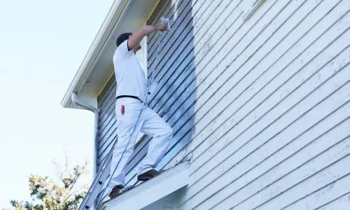 Handwerker beim Fassadenanstrich auf Mallorca – langlebiger Schutz gegen Sonne und Regen