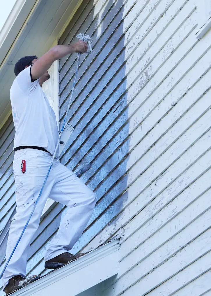 Fassadenanstrich an einem Holzhaus mit Spritzpistole – Homefix Mallorca