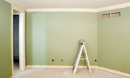 Fertig gestrichener Raum in zartem Grün – Ergebnis der Malerarbeiten von Homefix Mallorca