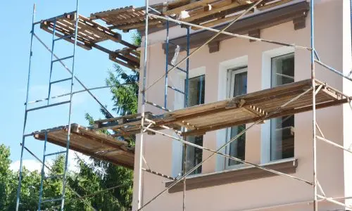 Fassadenanstrich mit Gerüst auf Mallorca – professionelle Malerarbeiten an Mehrfamilienhaus