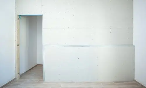 Neue Gipskartonwände bei Wohnungsrenovierung – Trockenbau Mallorca