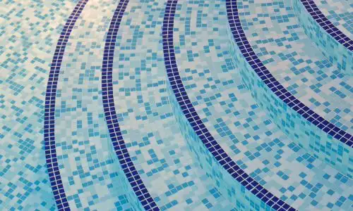 Gresite-Pool auf Mallorca mit Glasmosaik-Auskleidung – stilvoller und langlebiger Poolbau von Homefix