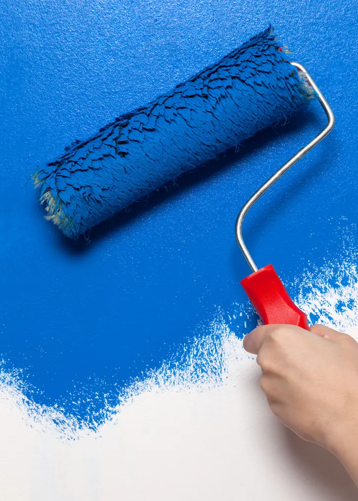 Frischer Innenanstrich in Blau mit Farbroller – Homefix Mallorca