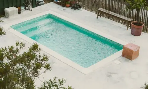 Klassischer Poolbau auf Mallorca mit Natursteinrand und Fliesen – HomeFix Mallorca