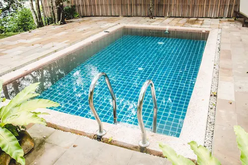 Pool mit Leiter auf Terrasse in Mallorca – stilvoller Poolbau von Homefix