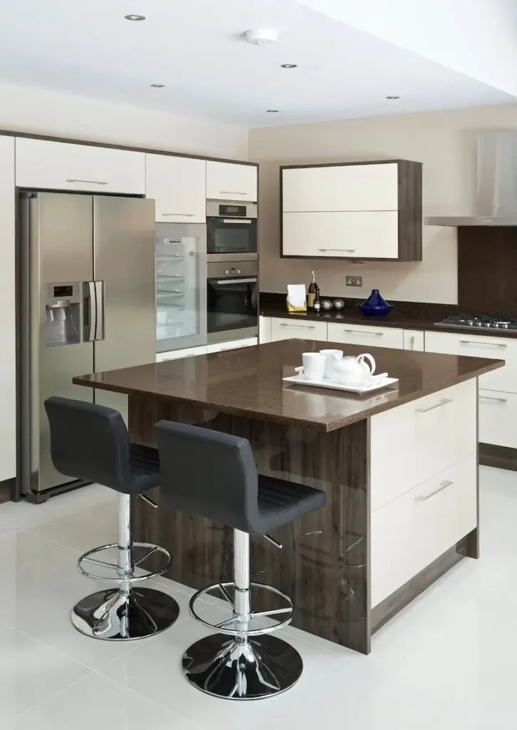 Beispiel einer komplett sanierten Küche mit neuer Insel, Einbaumöbeln und moderner Ausstattung – Homefix Mallorca