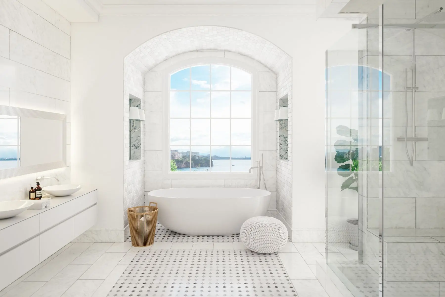 Helles Luxus-Badezimmer mit freistehender Badewanne und Tageslicht – Renovierung auf Mallorca