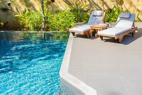 Moderner Pool auf Mallorca mit Sonnenliegen und Terrasse – gebaut von Homefix