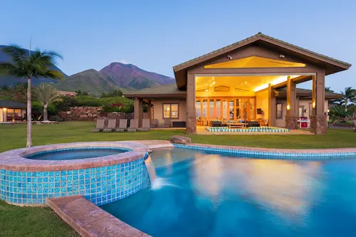 Exklusiver Pool im Garten einer Villa auf Mallorca – Homefix Poolbau