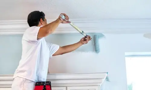 Innenanstrich mit blauer Farbe in hellem Raum – Homefix Mallorca