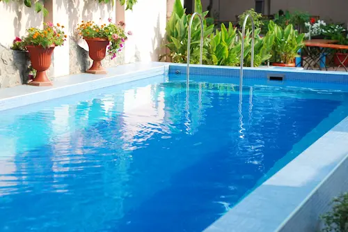 Moderner rechteckiger Pool mit Fliesen auf Mallorca – Poolbau von Homefix