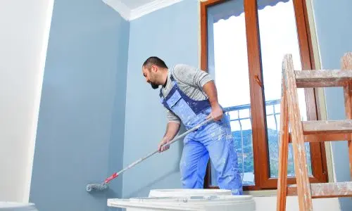 Wandanstrich bei Renovierung mit blauer Farbe – Homefix Mallorca