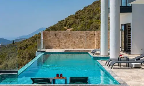 Moderner Überlaufpool auf Mallorca mit luxuriösem Wasserspiegel – gebaut von Homefix