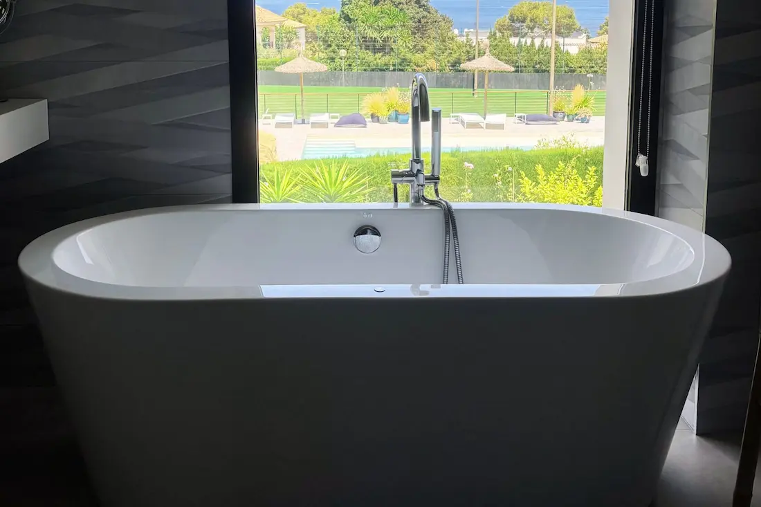 Badrenovierung mit freistehender Badewanne und modernem Design auf Mallorca – Homefix