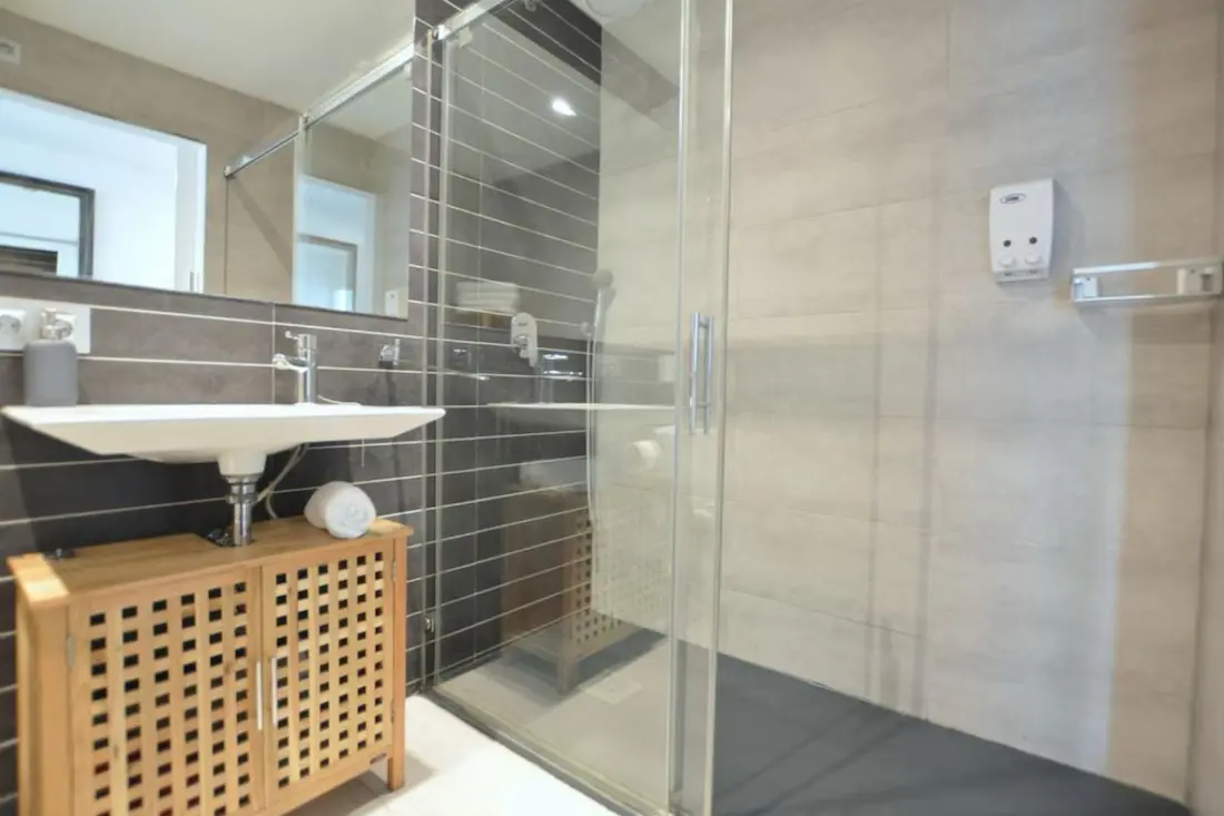 Badrenovierung mit moderner Dusche und stilvollen Fliesen auf Mallorca – Homefix