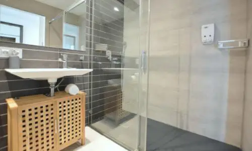 Moderne Badsanierung mit Glasdusche und Wandfliesen in Palma de Mallorca – Homefix