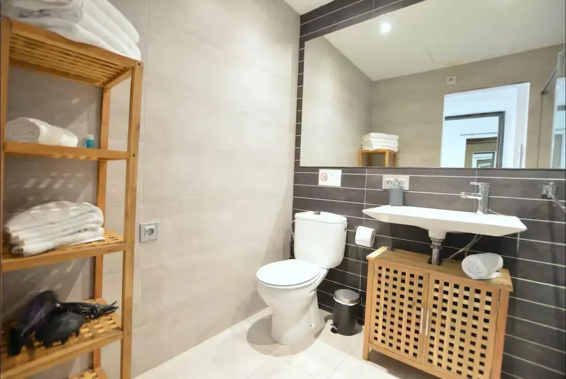 Moderne Badsanierung mit Waschbecken, WC und Fliesenarbeiten auf Mallorca – Homefix