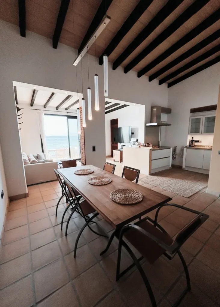 Küchenrenovierung mit offenem Esszimmer und mediterranem Design auf Mallorca – Homefix