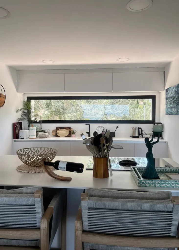 Küchenrenovierung mit moderner weißer Küche und Kochinsel auf Mallorca – Homefix