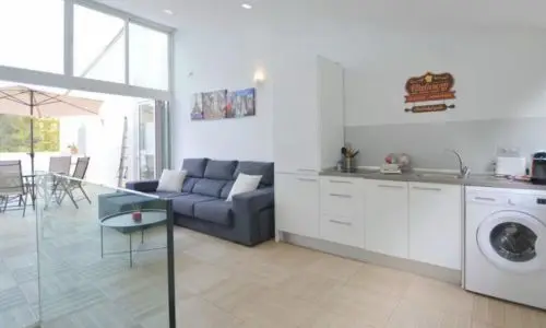 Küchenrenovierung mit offener Küche, Wohnzimmer und Zugang zur Terrasse auf Mallorca – Homefix