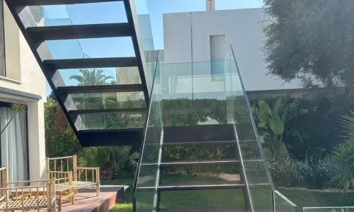 Moderne Außentreppe mit Glasgeländer als Teil einer Renovierung auf Mallorca – Homefix