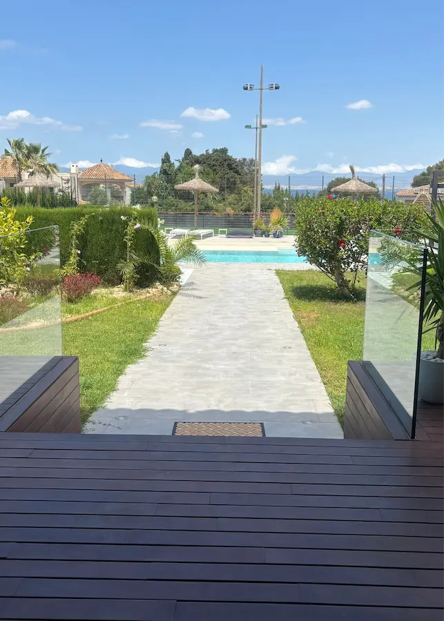 Moderner Poolbau mit Gartenweg und Sonnenterrasse auf Mallorca – Homefix