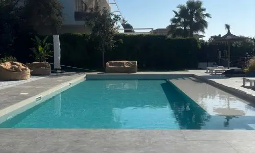 Moderner Poolbau mit großem Schwimmbad und Sonnenterrasse auf Mallorca – Homefix