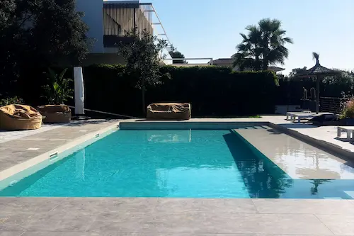 Moderner Poolbau mit großem Schwimmbad und Sonnenterrasse auf Mallorca – Homefix
