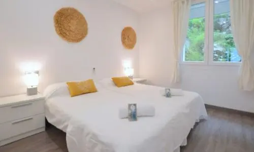 Helles Schlafzimmer nach Renovierung mit modernen Details auf Mallorca – Homefix