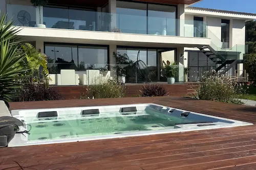 Whirlpool und moderner Poolbau vor Luxushaus auf Mallorca – Homefix