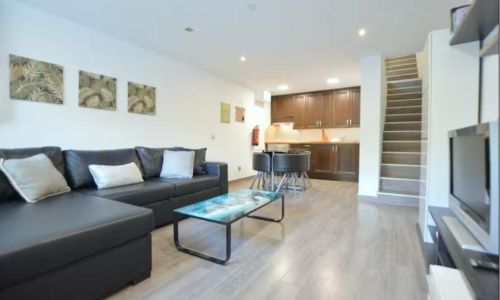 Wohnzimmer Renovierung mit offener Küche und moderner Treppe auf Mallorca – Homefix